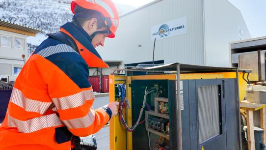 Der Elektrokontrolleur bei der Arbeit