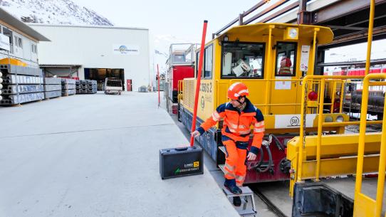 Der Elektroinstallateur bei der Arbeit