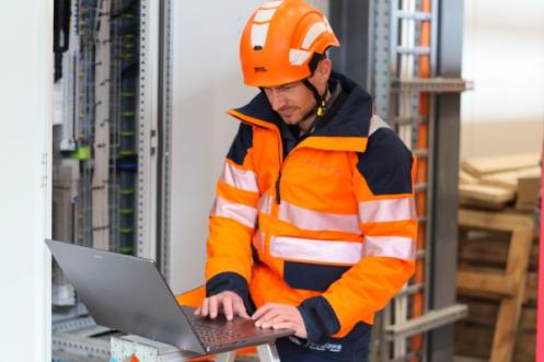 Der Elektrokontrolleur bei der Arbeit