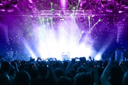 Hier sind viele Menschen an einem Konzert zu sehen